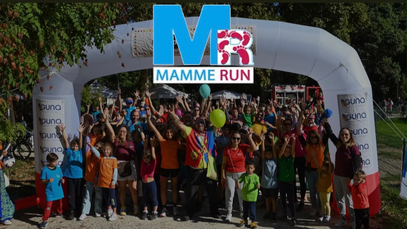 Mamme Run: i partecipanti riuniti sotto l’arco della manifestazione